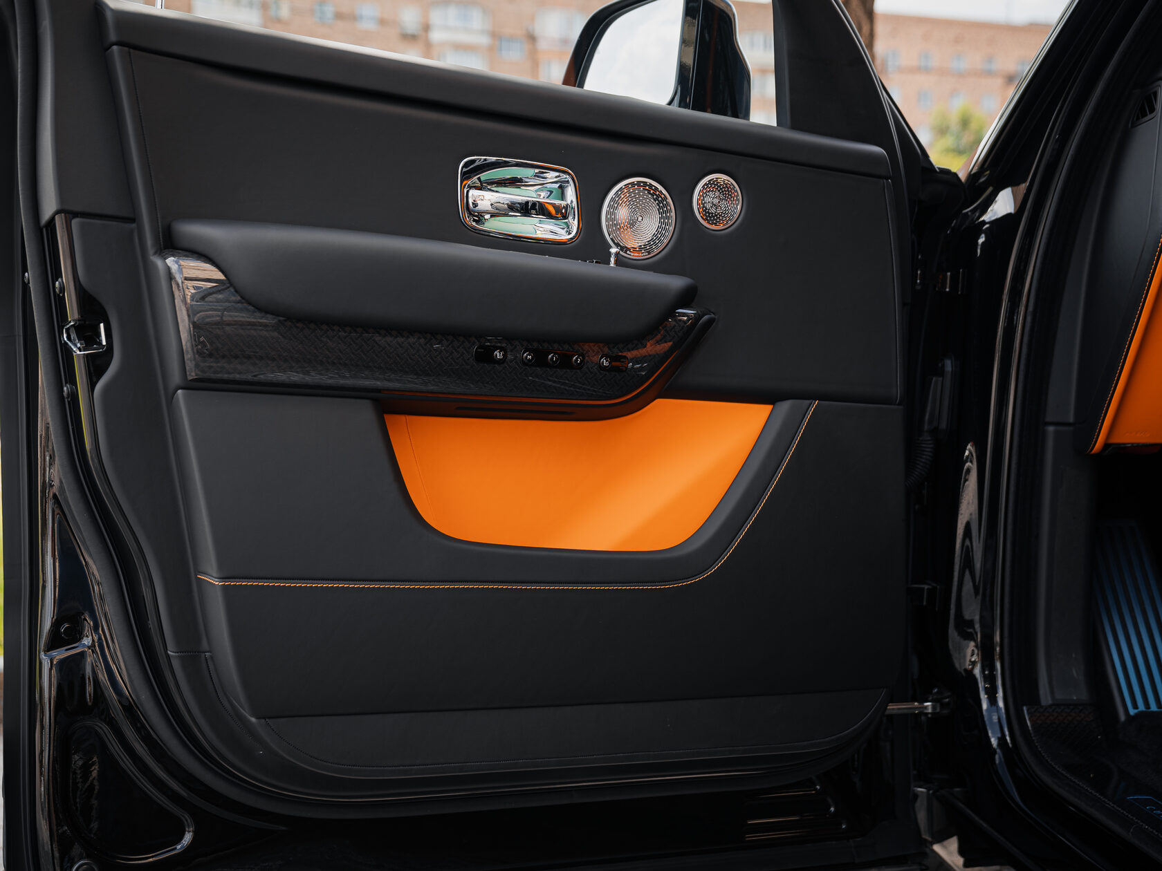 Rolls-Royce Cullinan Black Badge II  <br>Черный 