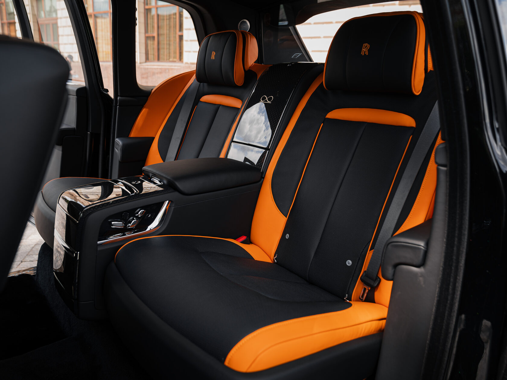 Rolls-Royce Cullinan Black Badge II  <br>Черный 