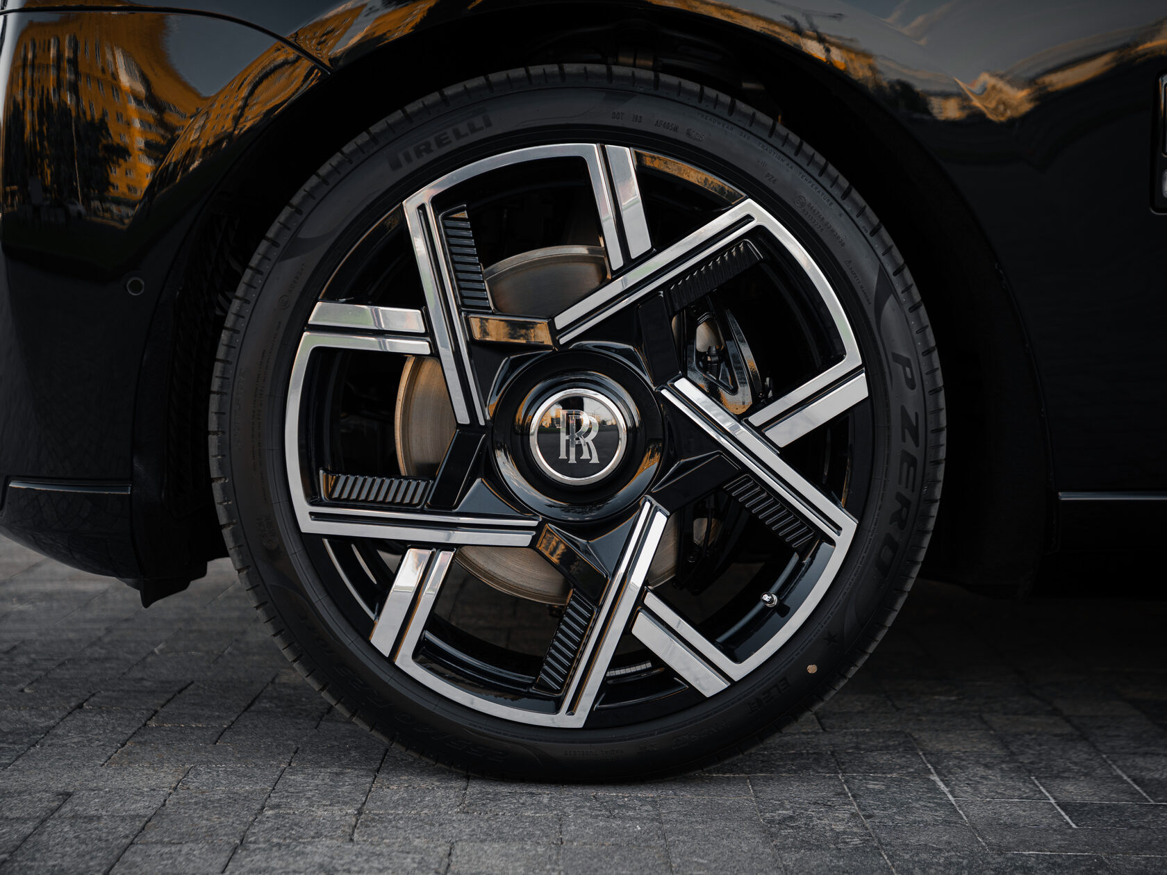 Rolls-Royce Cullinan Black Badge II  <br>Черный 