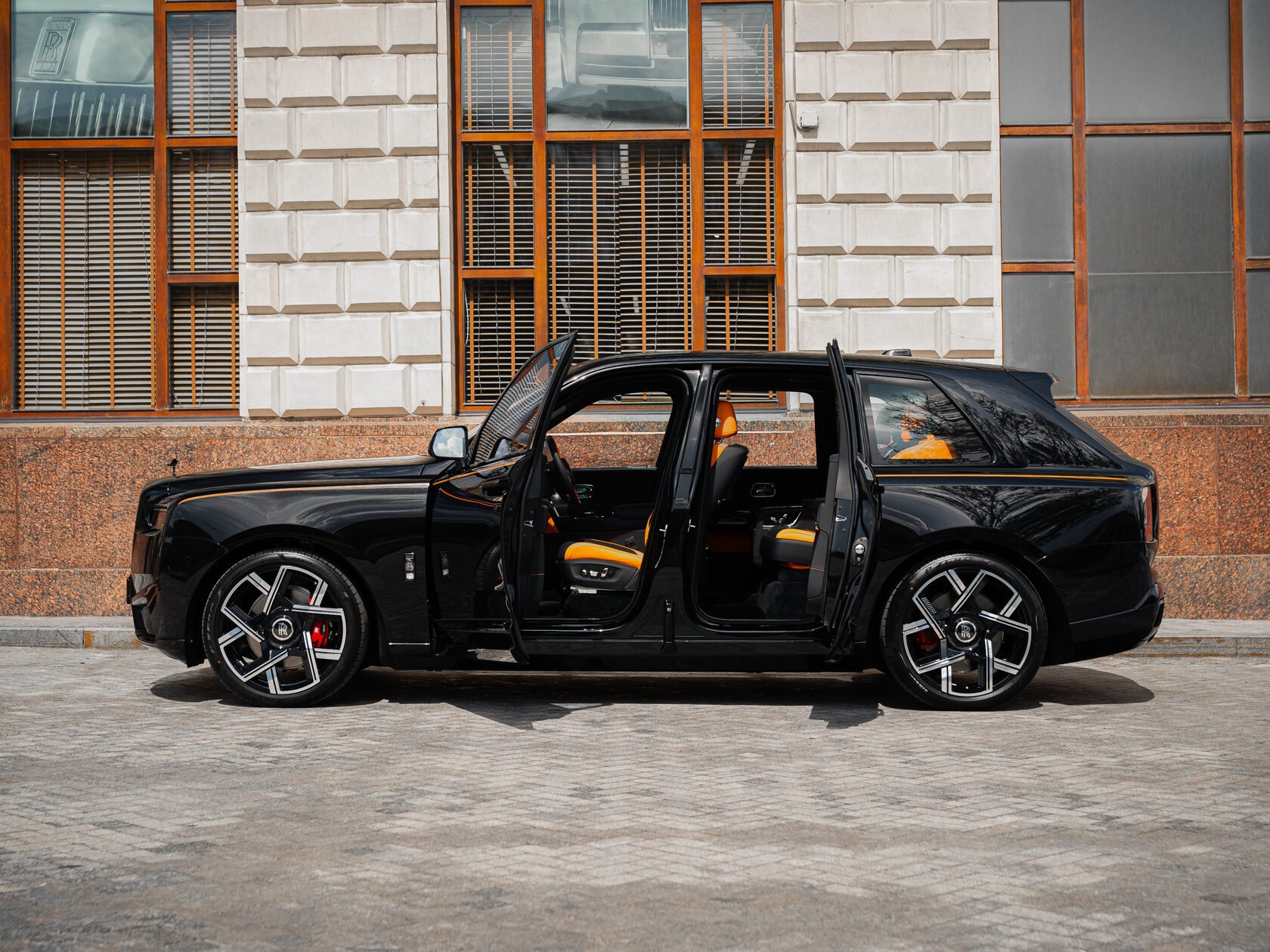 Rolls-Royce Cullinan Black Badge II  <br>Черный 