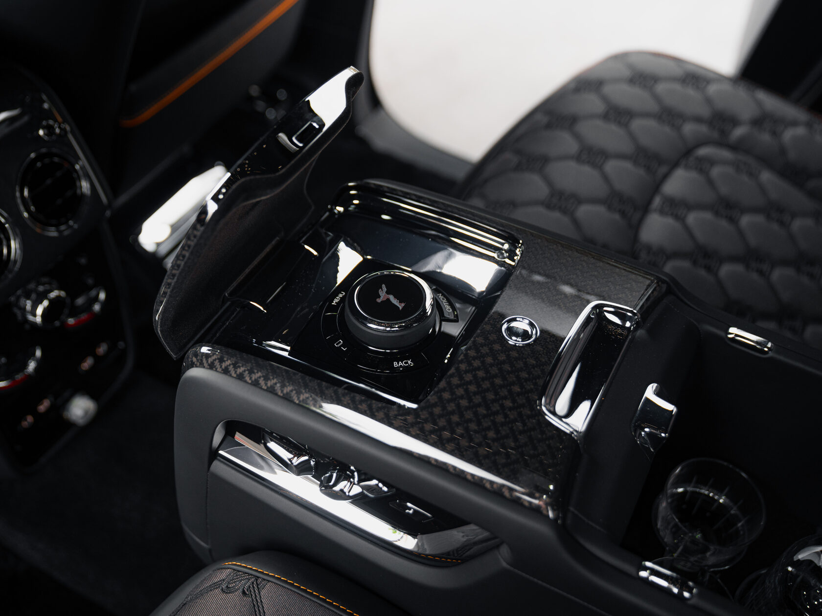 Rolls-Royce Cullinan Black Badge II  <br>Черный 