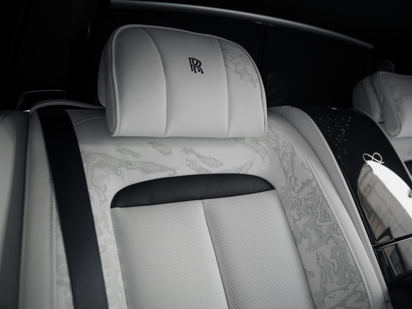 Rolls-Royce Cullinan Black Badge II  <br>Черный 