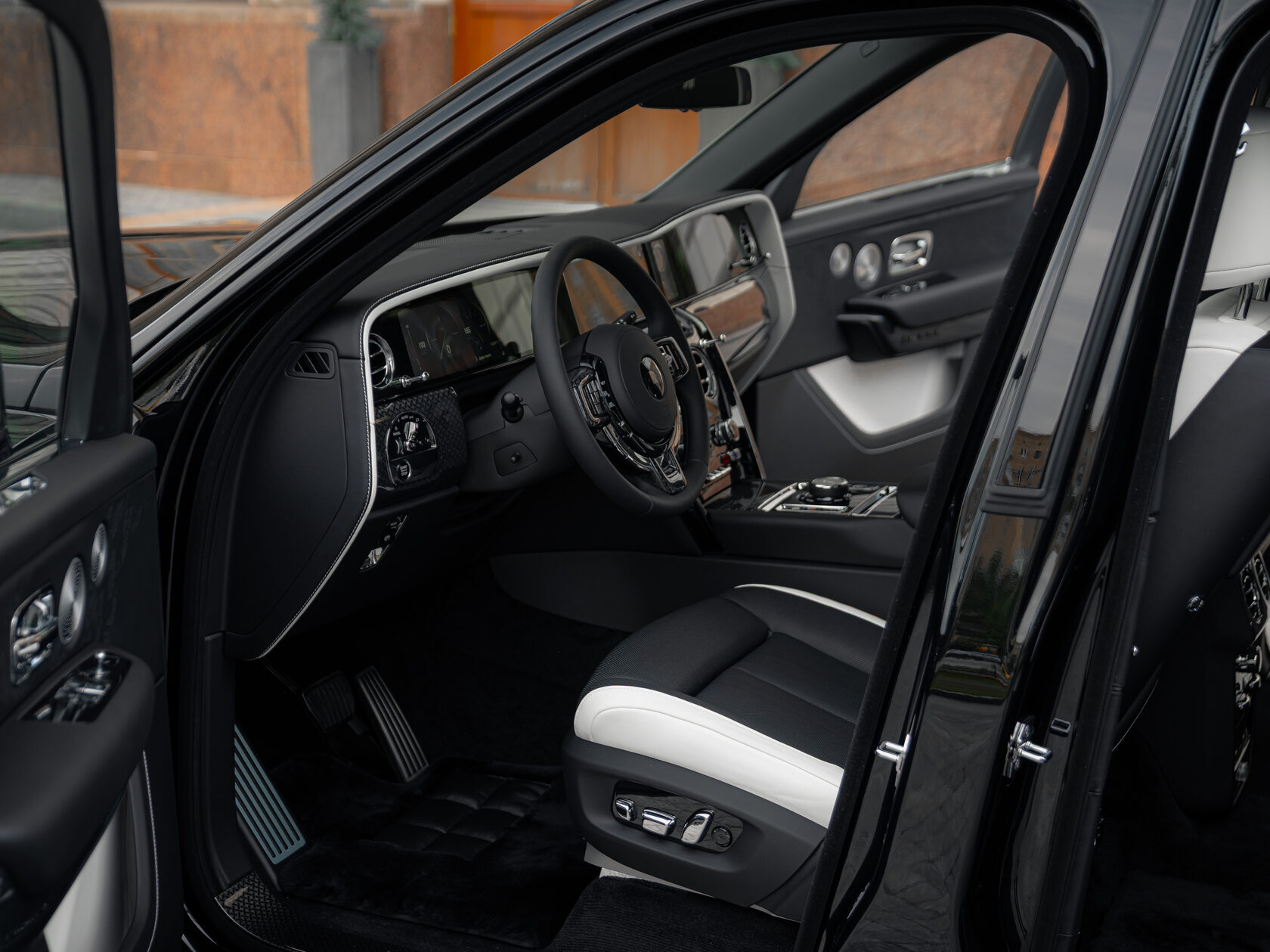 Rolls-Royce Cullinan Black Badge II  <br>Черный 