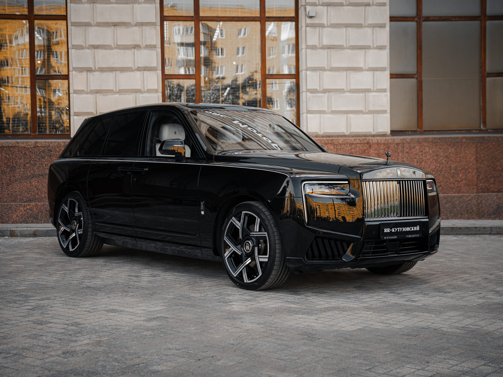 Rolls-Royce Cullinan Black Badge II  <br>Черный 