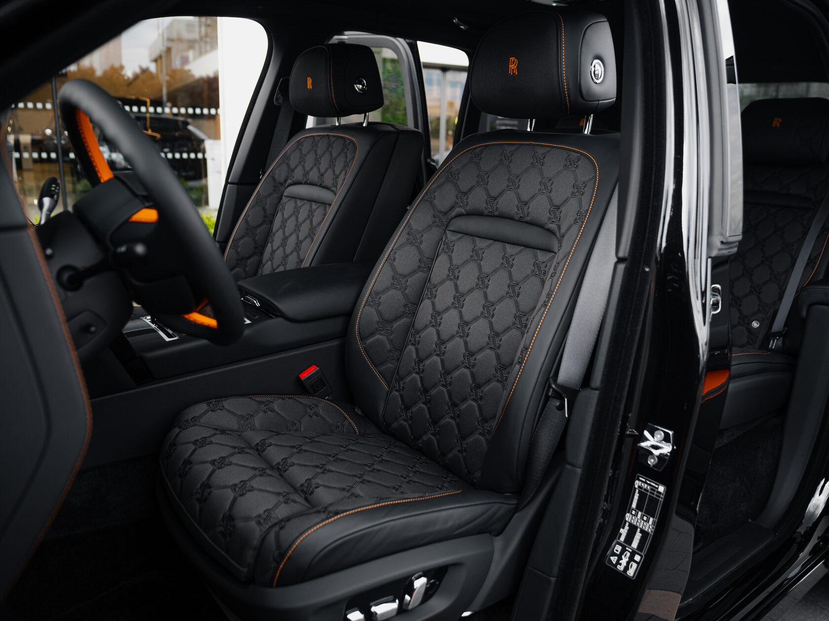 Rolls-Royce Cullinan Black Badge II  <br>Черный 