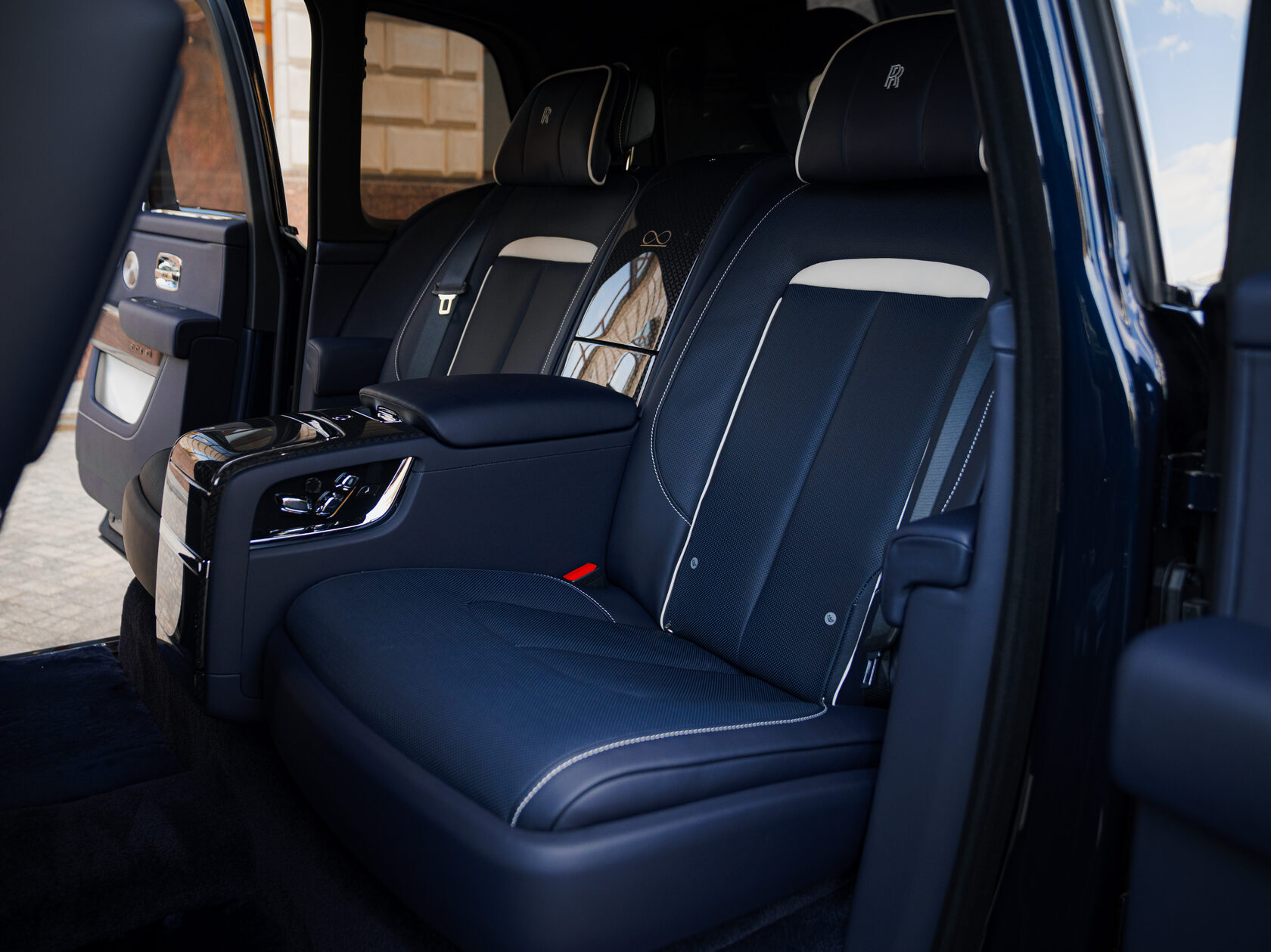 Rolls-Royce Cullinan Black Badge II  <br>Синий металлик 