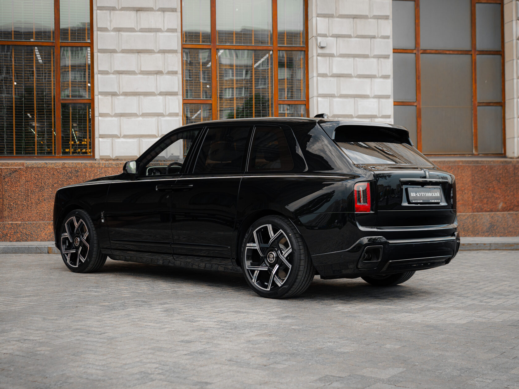 Rolls-Royce Cullinan Black Badge II  <br>Черный 