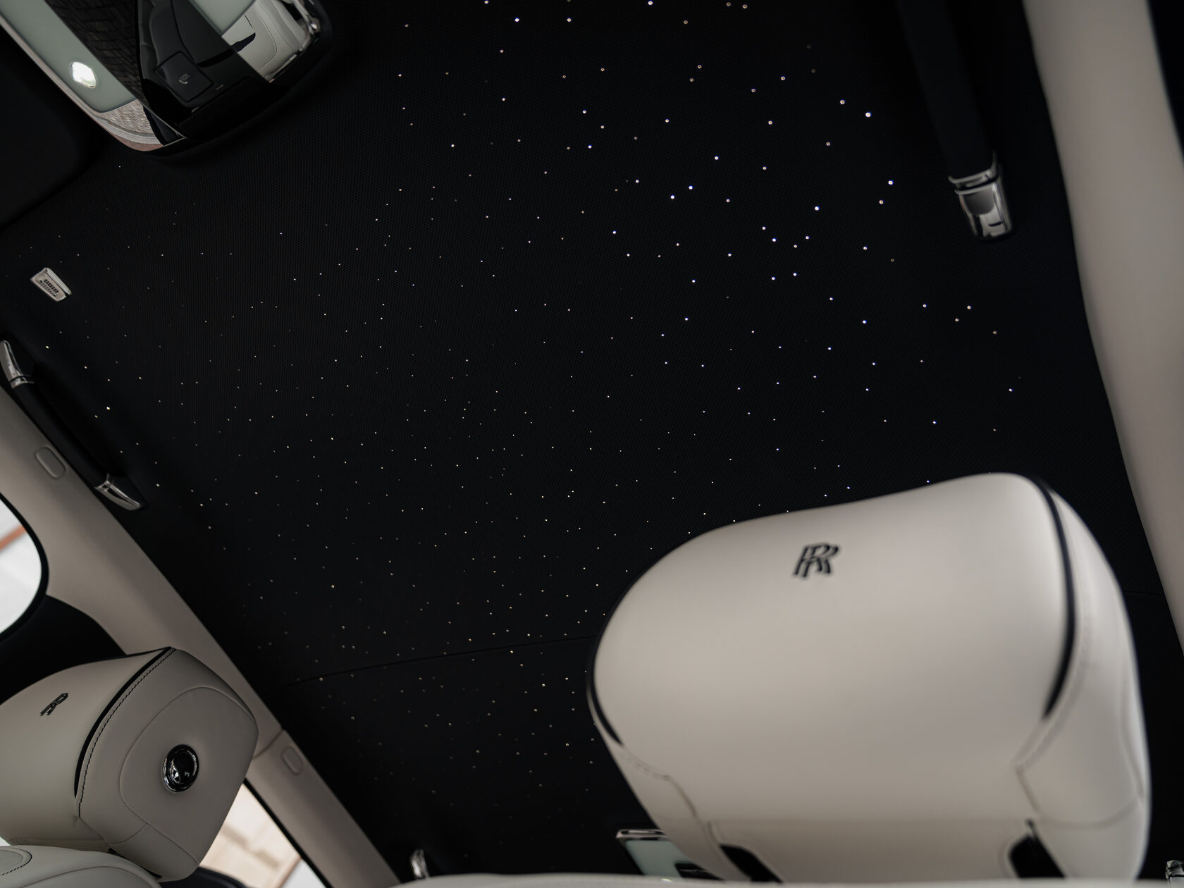 Rolls-Royce Cullinan Black Badge II  <br>Черный 