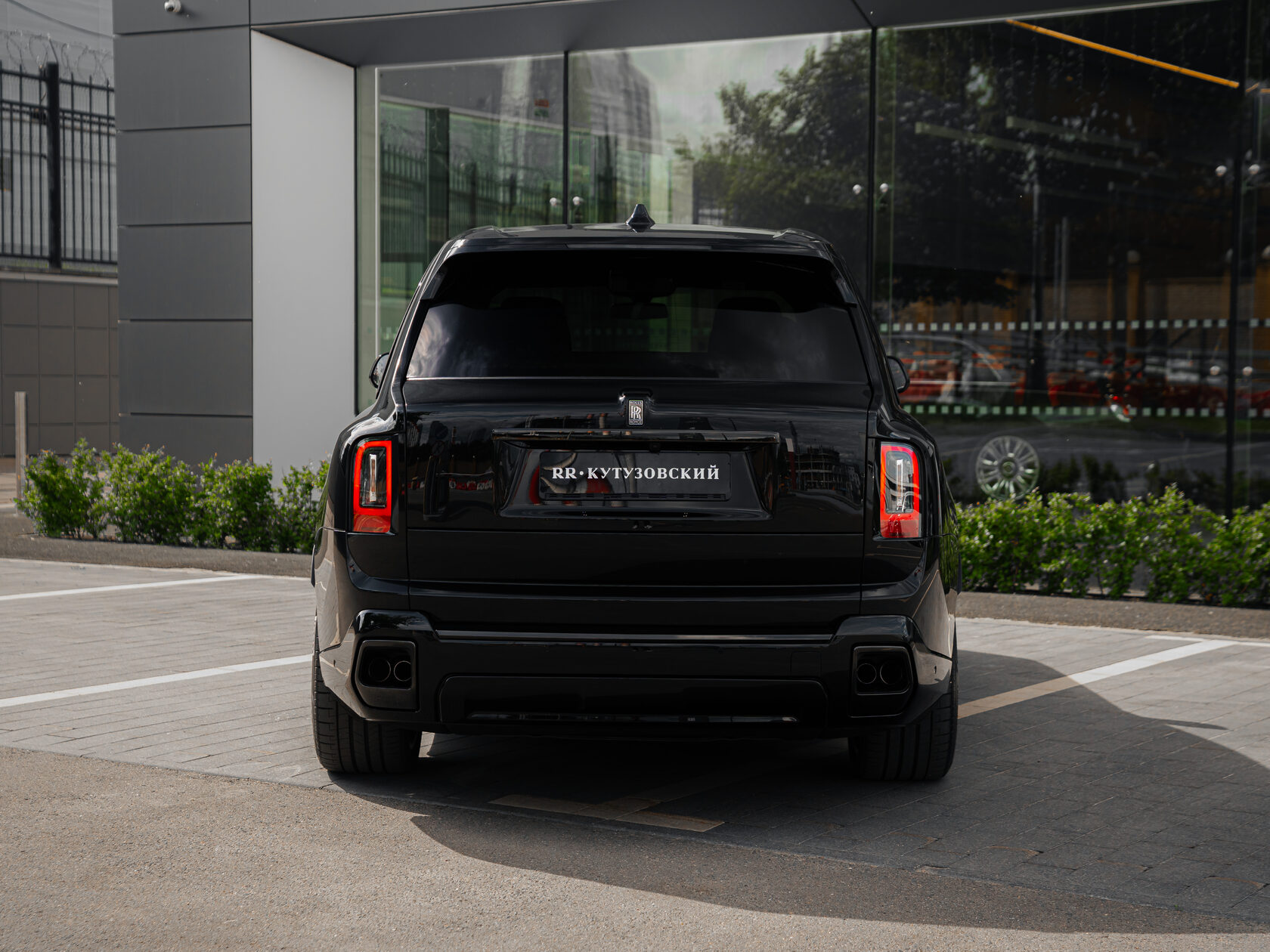 Rolls-Royce Cullinan Black Badge II  <br>Черный 