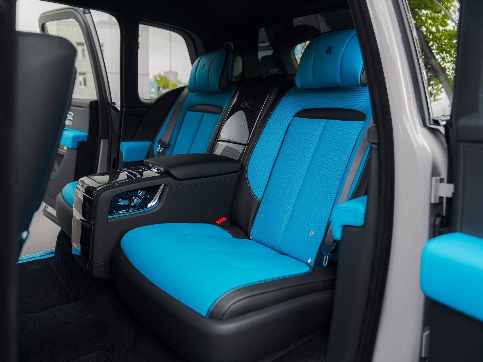 Rolls-Royce Cullinan Black Badge II  <br>Tempest Grey