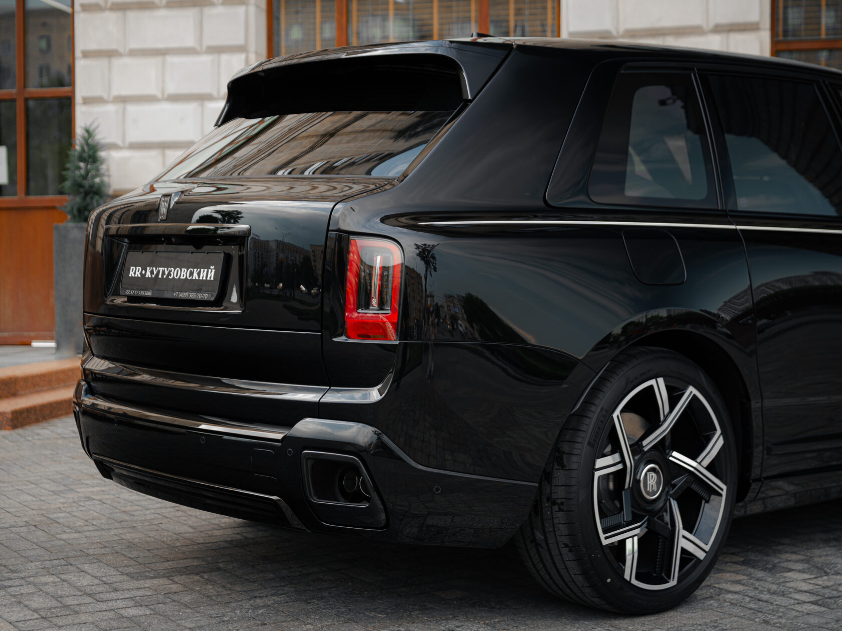 Rolls-Royce Cullinan Black Badge II  <br>Черный 