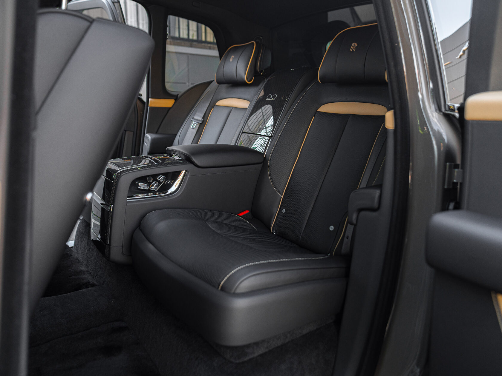 Rolls-Royce Cullinan Black Badge II  <br>Трюфель