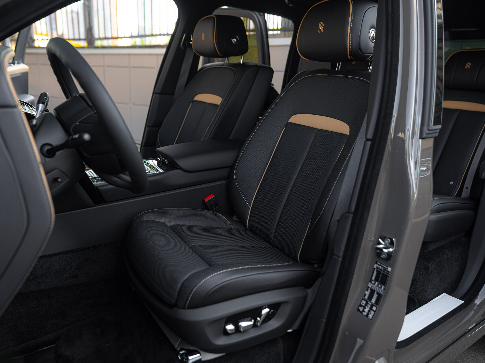Rolls-Royce Cullinan Black Badge II  <br>Трюфель