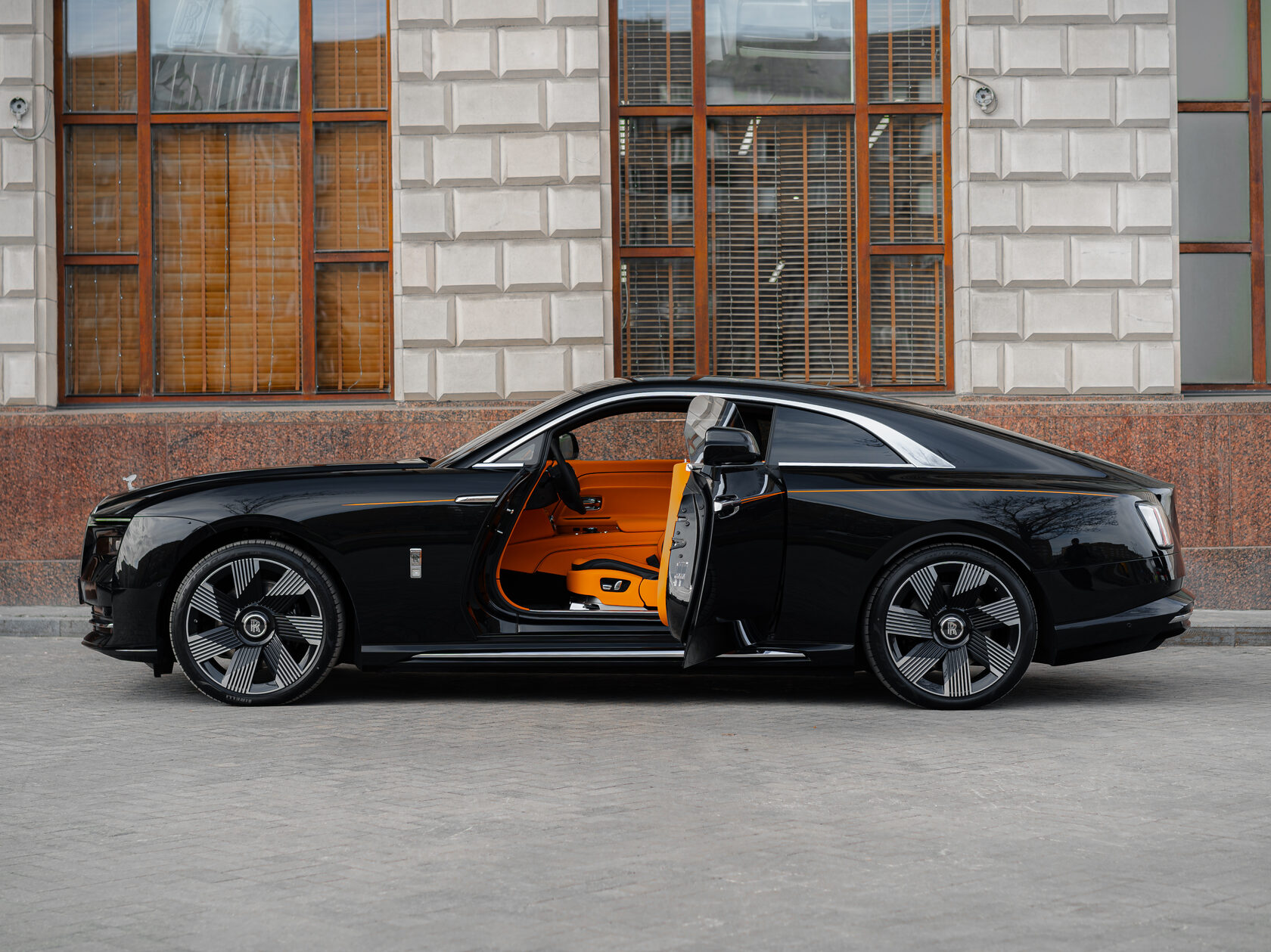 Rolls-Royce Spectre 2024 год <br>Diamond Black / Черный бриллиант