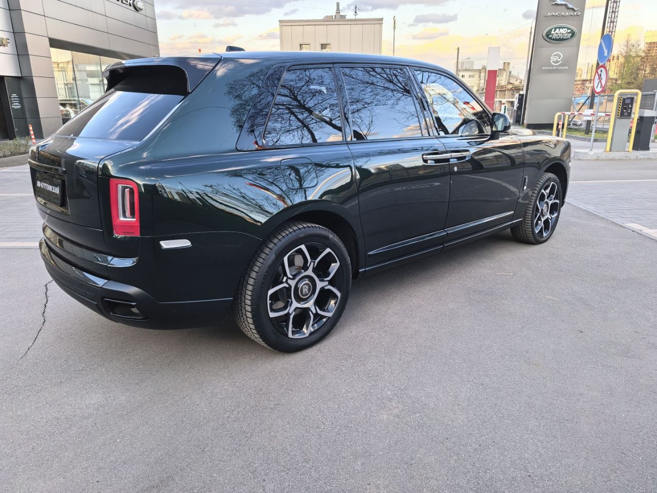 Rolls-Royce Cullinan Black Badge I 2025 год <br>Dark Emerald 