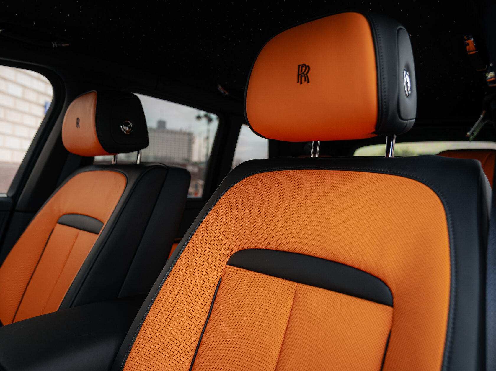 Rolls-Royce Cullinan Black Badge II  <br>Черный 