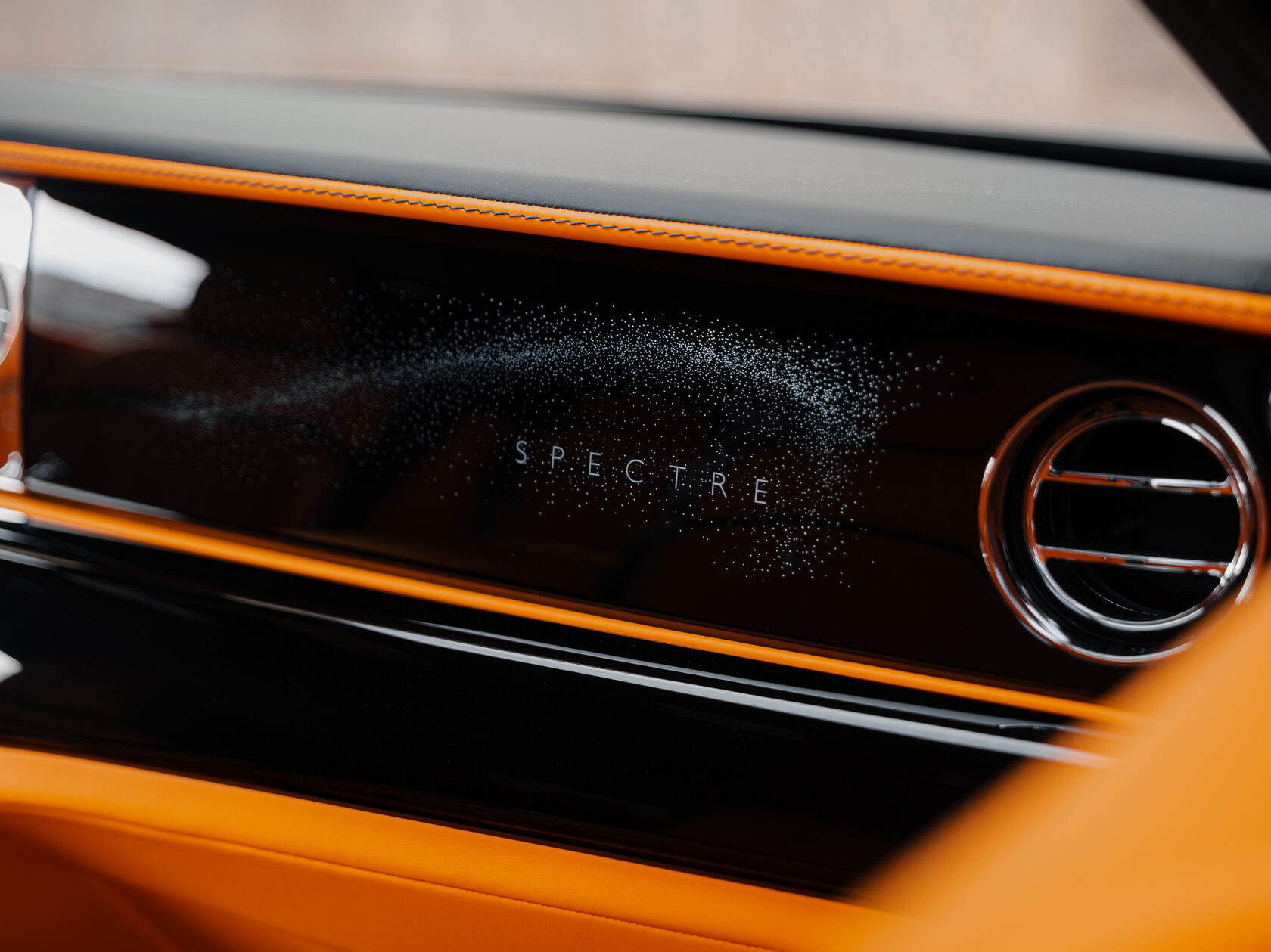 Rolls-Royce Spectre 2024 год <br>Diamond Black / Черный бриллиант