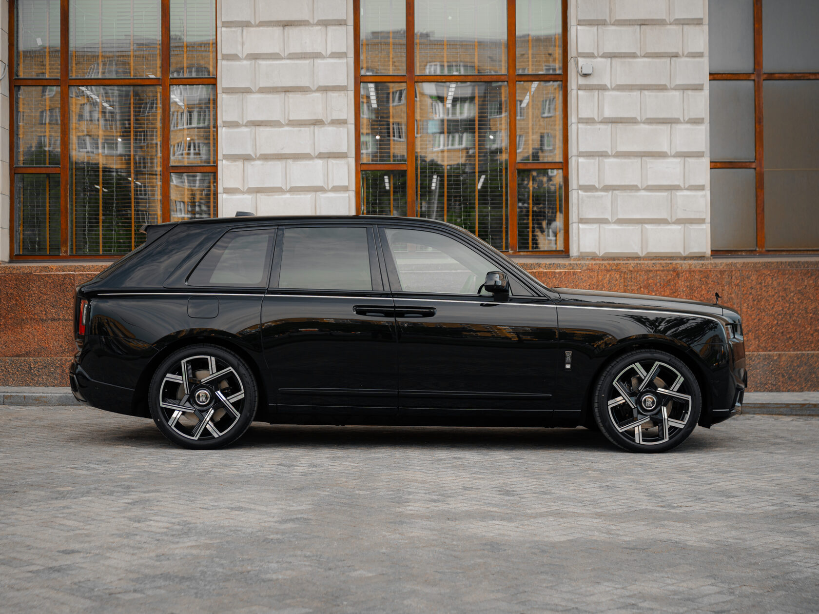 Rolls-Royce Cullinan Black Badge II  <br>Черный 