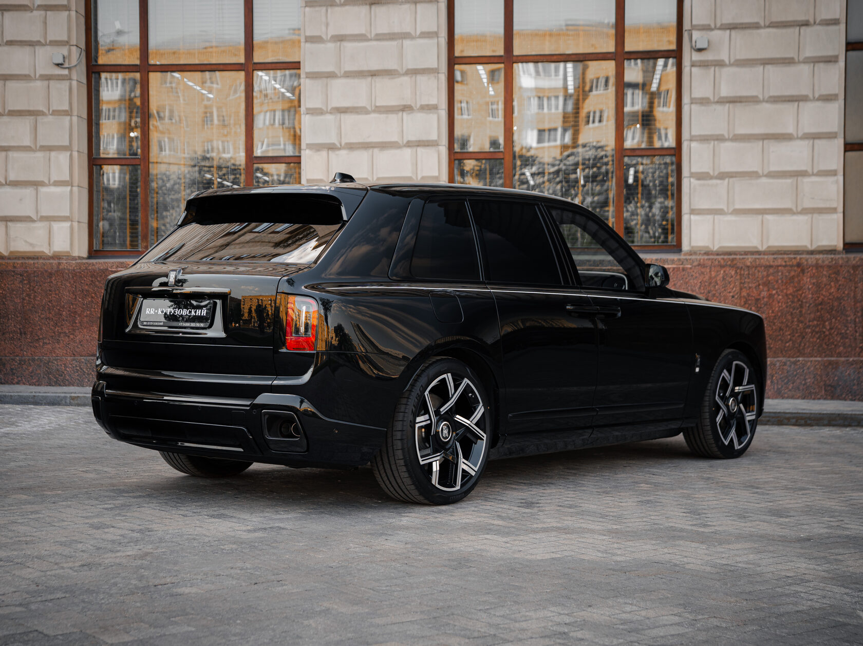 Rolls-Royce Cullinan Black Badge II  <br>Черный 