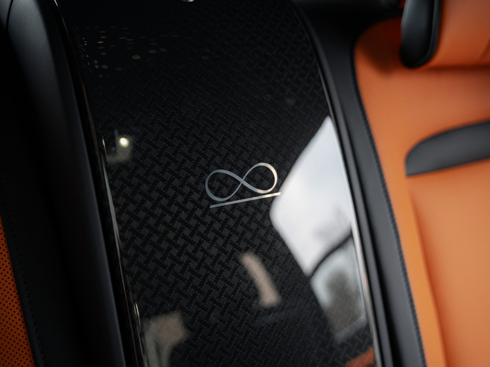 Rolls-Royce Cullinan Black Badge II  <br>Черный 