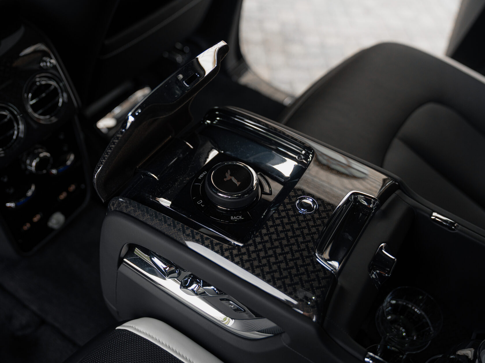 Rolls-Royce Cullinan Black Badge II  <br>Черный 