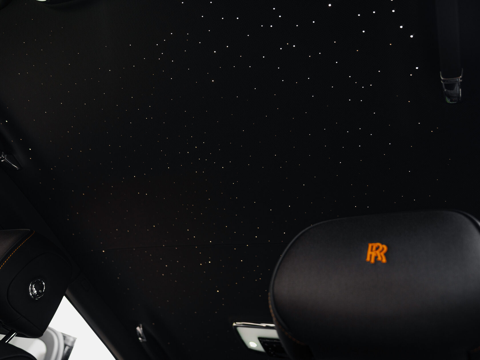Rolls-Royce Cullinan Black Badge II  <br>Черный 
