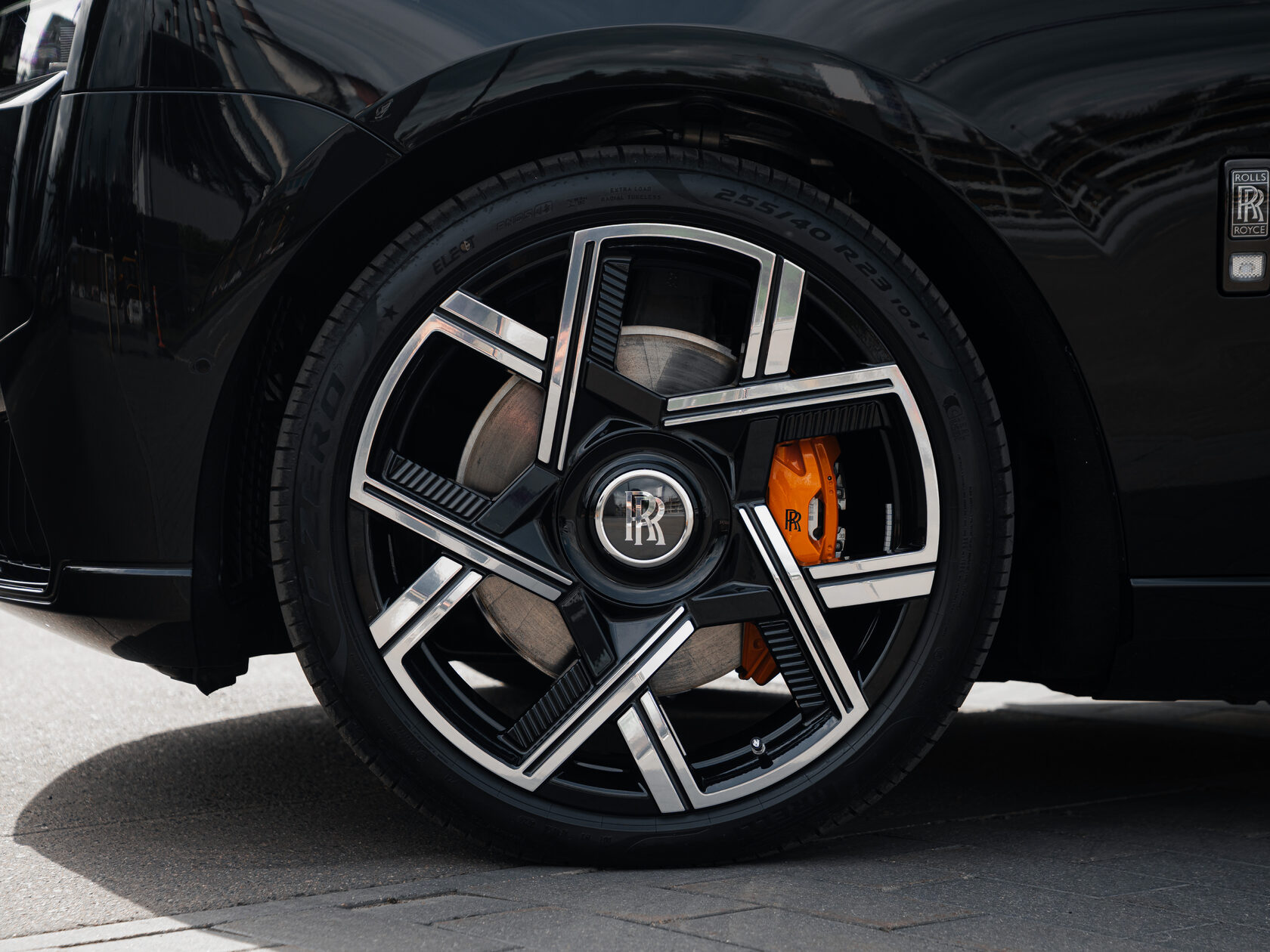 Rolls-Royce Cullinan Black Badge II  <br>Черный 