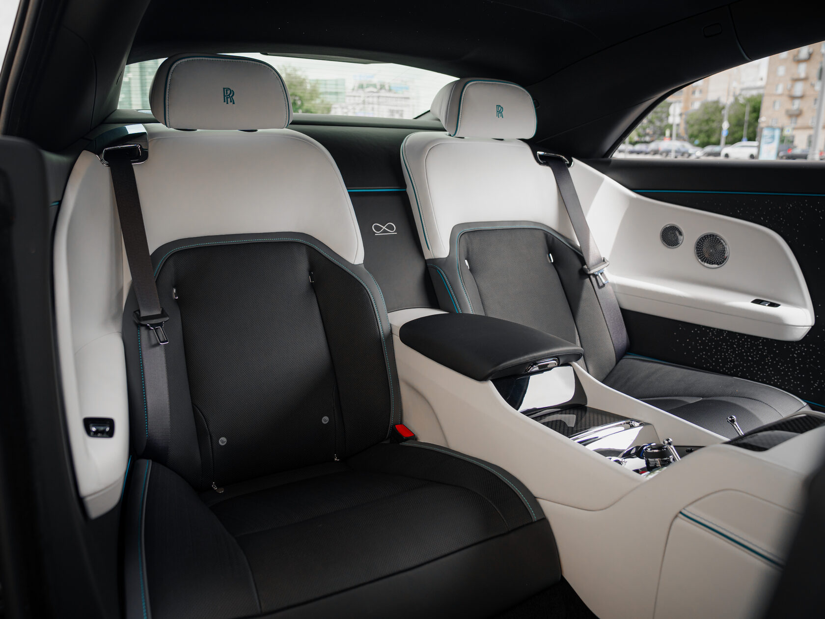 Rolls-Royce Black Badge Spectre  <br>Не указано