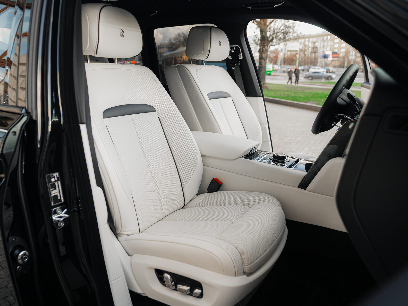Rolls-Royce Cullinan Black Badge II 2025 год <br>Черный 