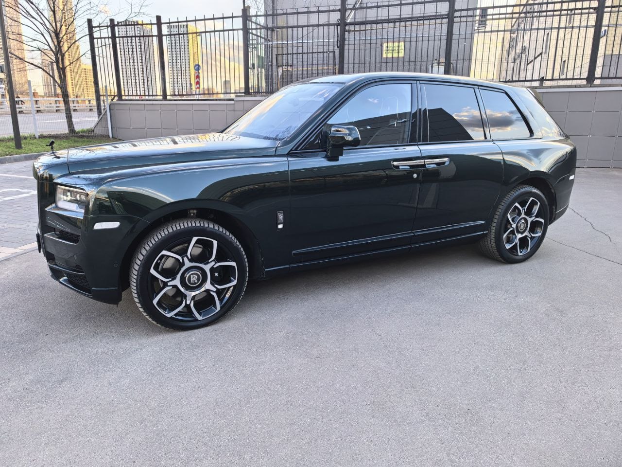 Rolls-Royce Cullinan Black Badge I 2025 год <br>Dark Emerald 