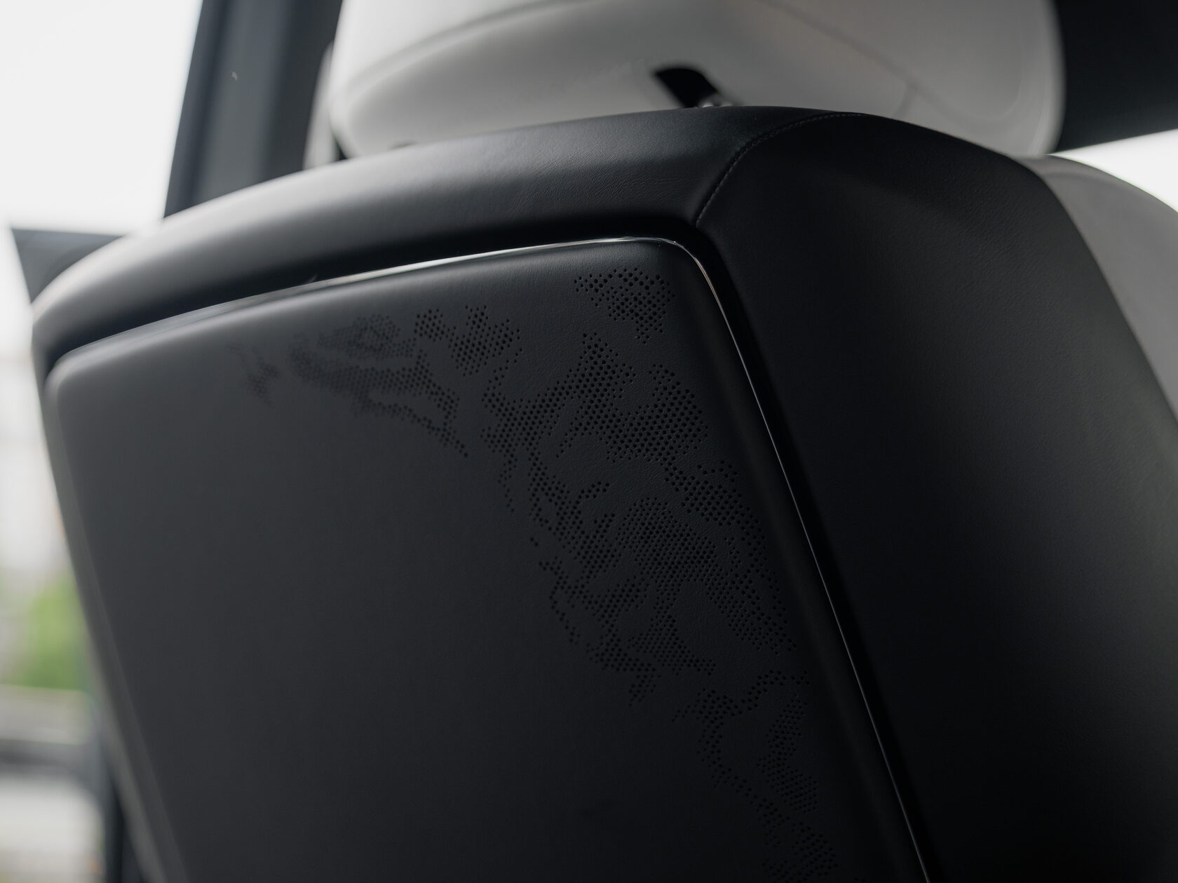 Rolls-Royce Cullinan Black Badge II  <br>Черный 