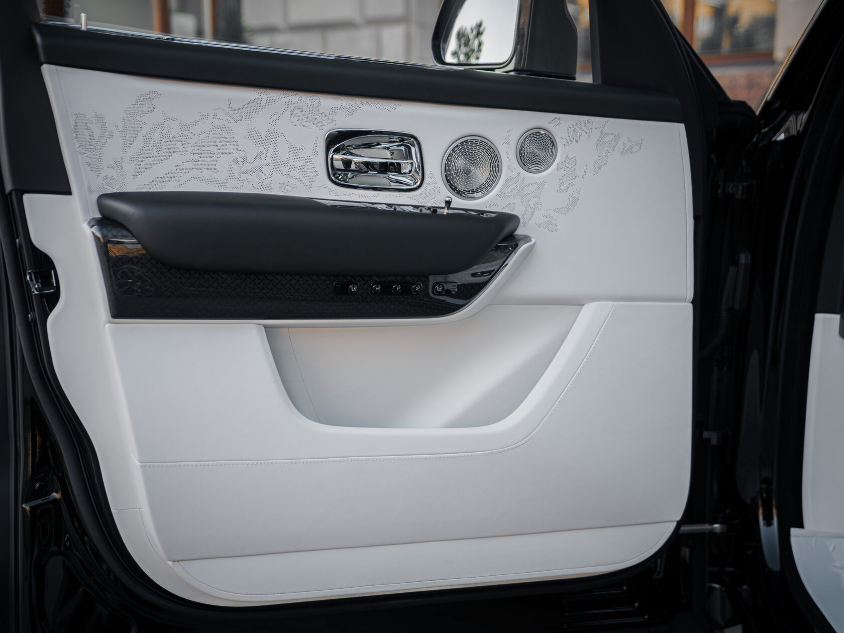 Rolls-Royce Cullinan Black Badge II  <br>Черный 