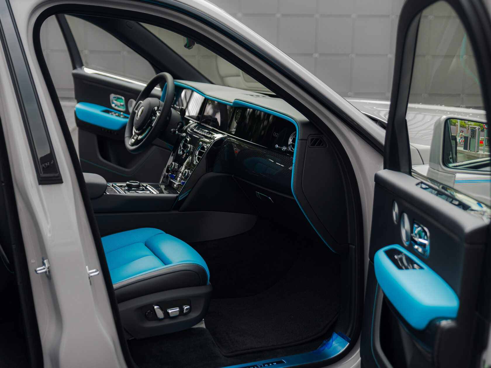 Rolls-Royce Cullinan Black Badge II  <br>Tempest Grey