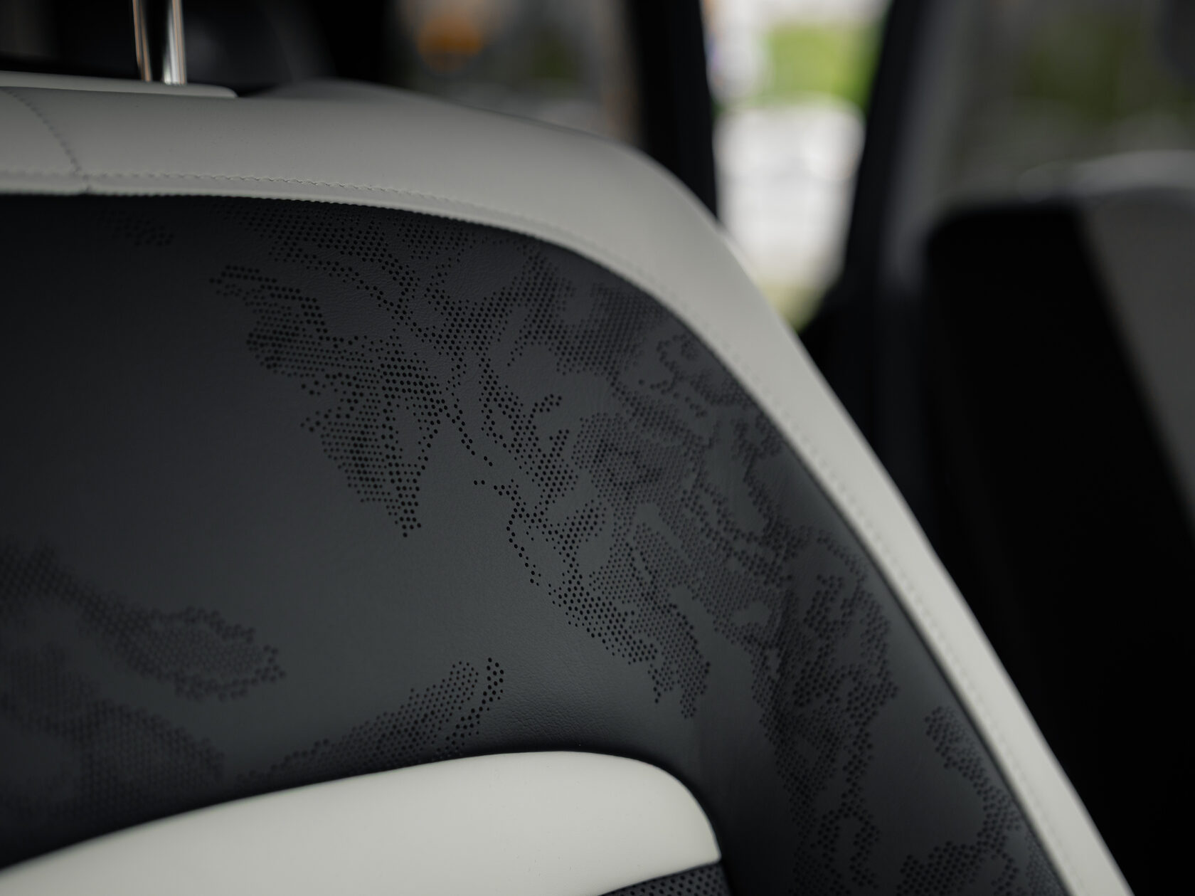 Rolls-Royce Cullinan Black Badge II  <br>Черный 