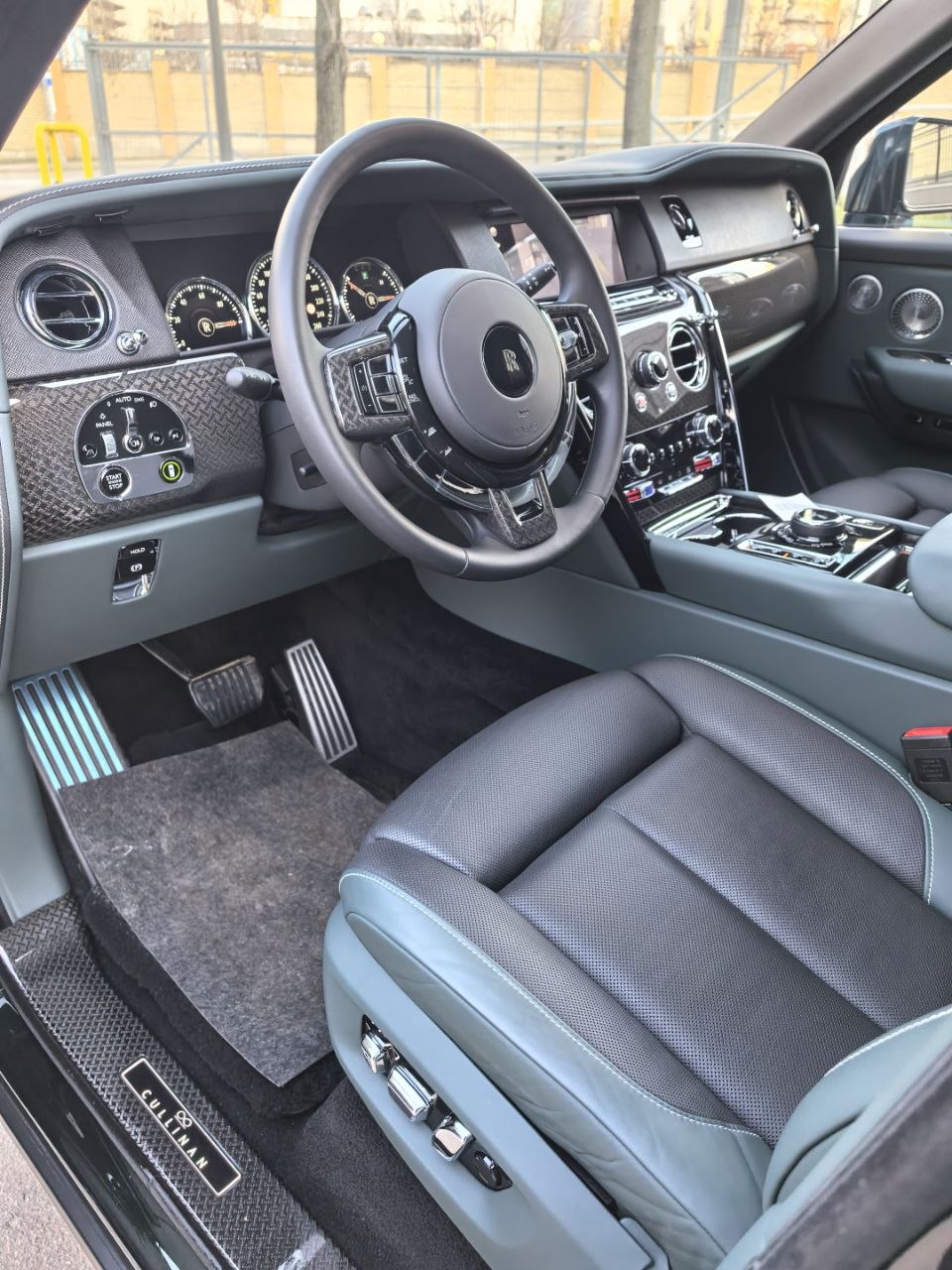 Rolls-Royce Cullinan Black Badge I 2025 год <br>Dark Emerald 