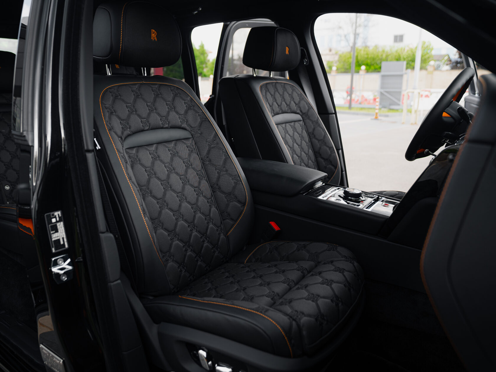Rolls-Royce Cullinan Black Badge II  <br>Черный 