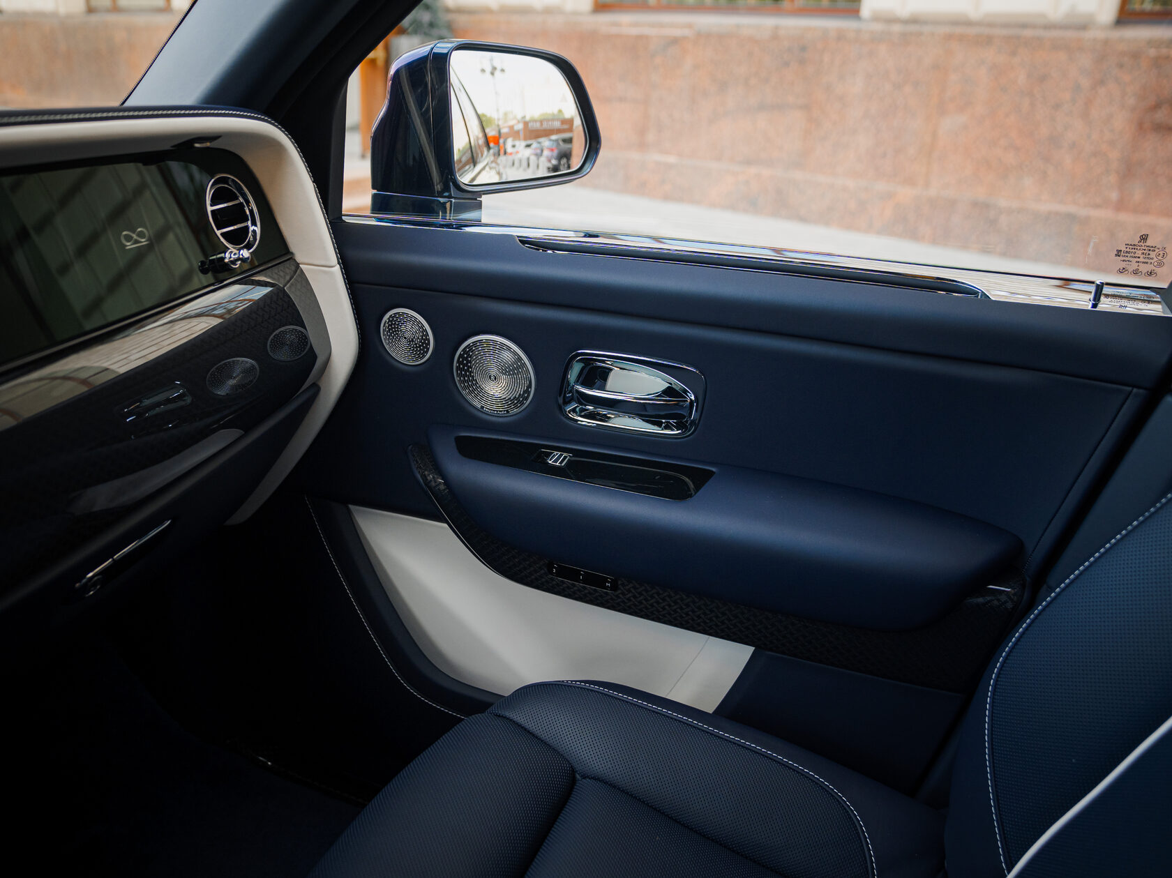 Rolls-Royce Cullinan Black Badge II  <br>Синий металлик 