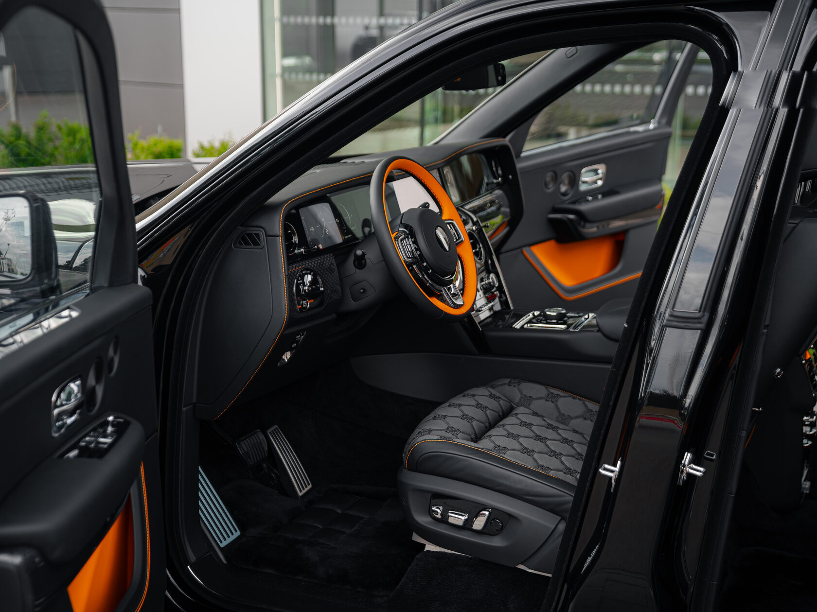 Rolls-Royce Cullinan Black Badge II  <br>Черный 