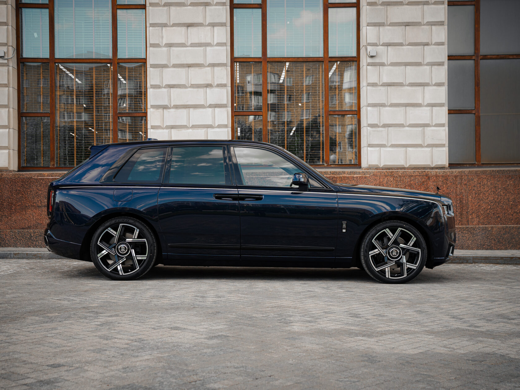 Rolls-Royce Cullinan Black Badge II  <br>Синий металлик 