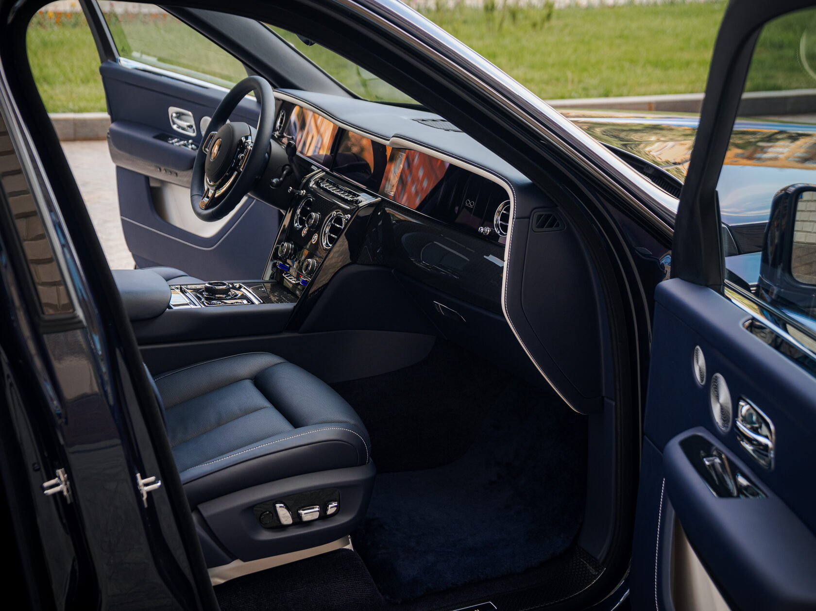 Rolls-Royce Cullinan Black Badge II  <br>Синий металлик 