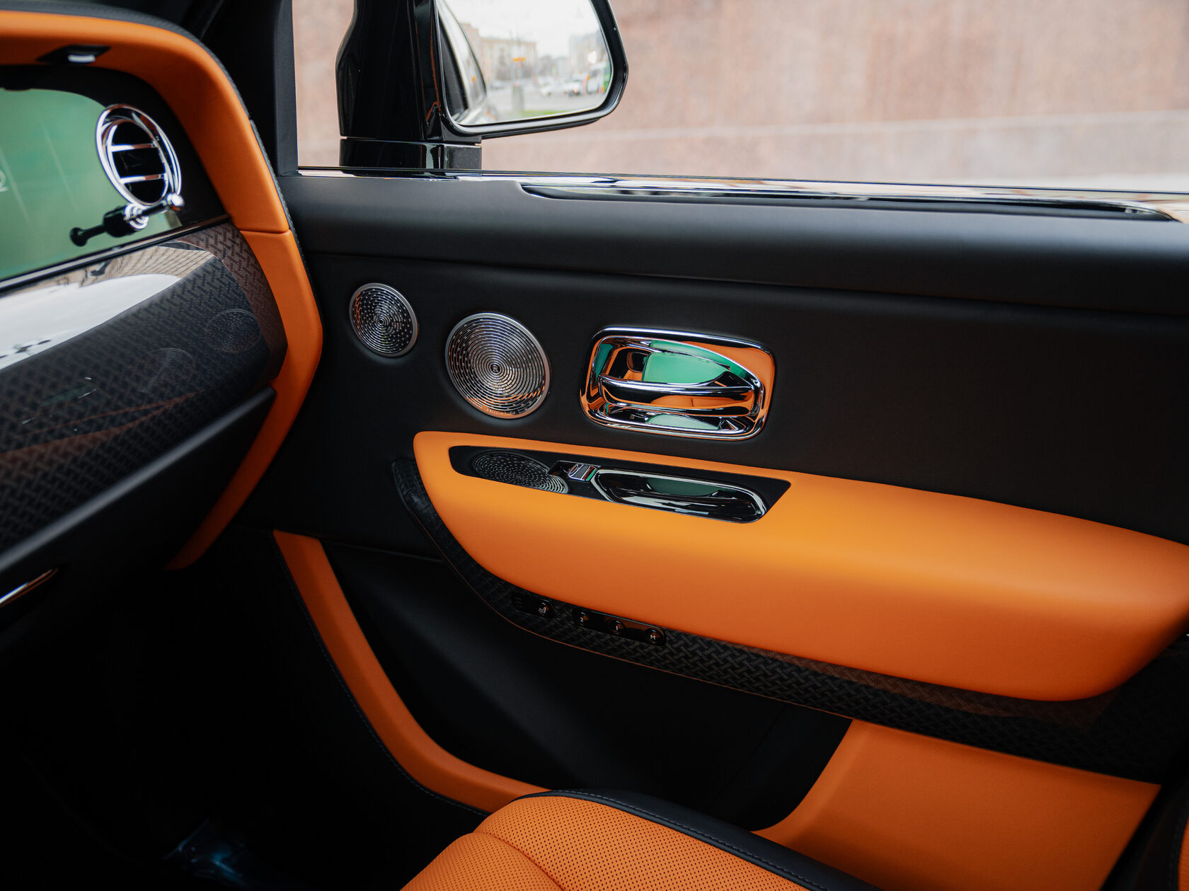 Rolls-Royce Cullinan Black Badge II  <br>Черный 