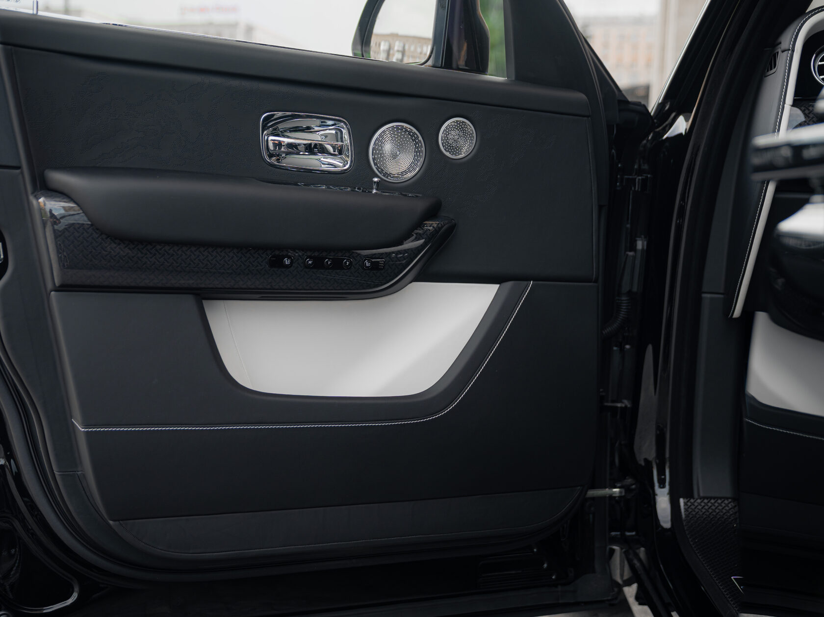 Rolls-Royce Cullinan Black Badge II  <br>Черный 