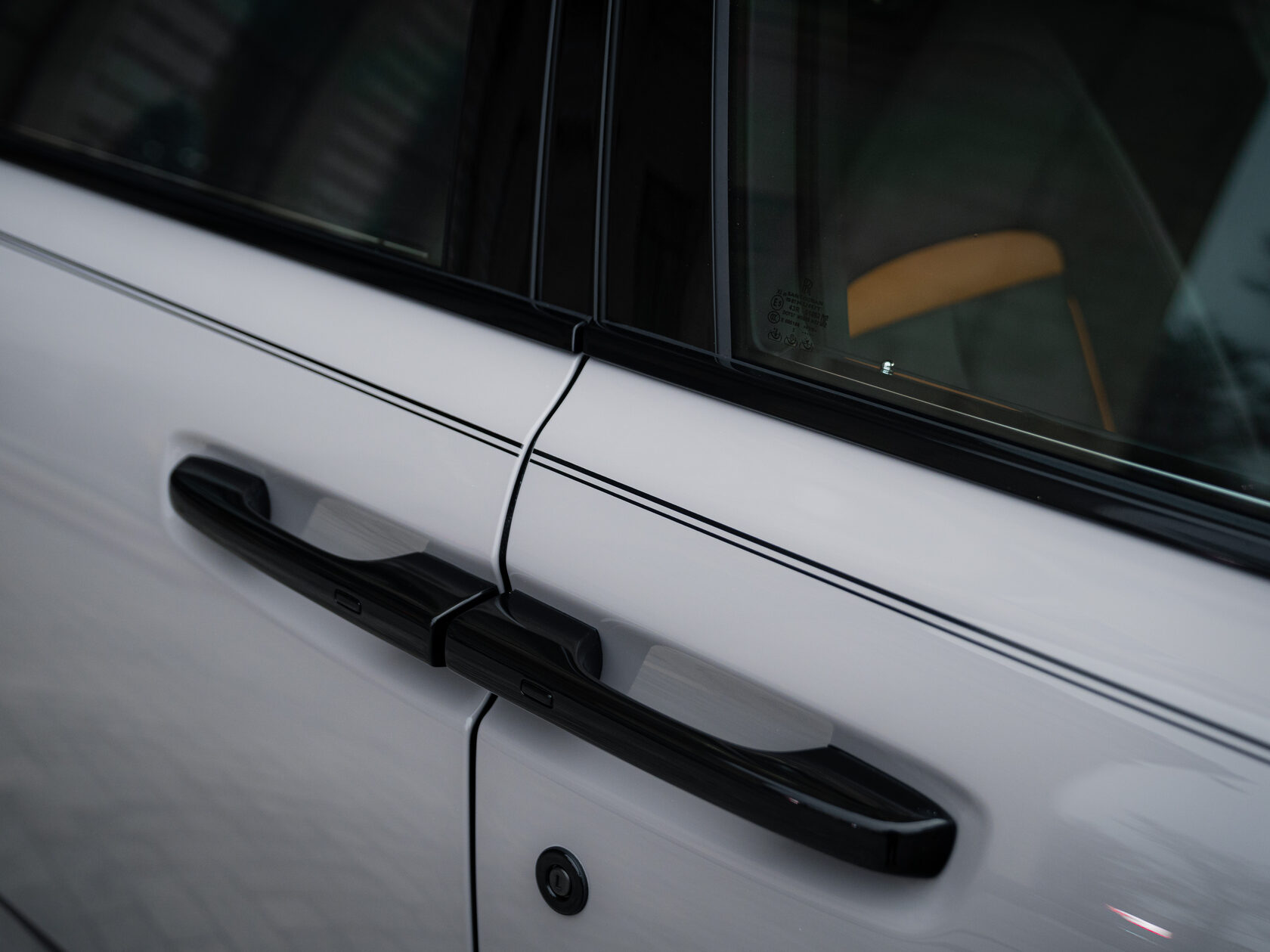 Rolls-Royce Cullinan Black Badge II  <br>Серый 