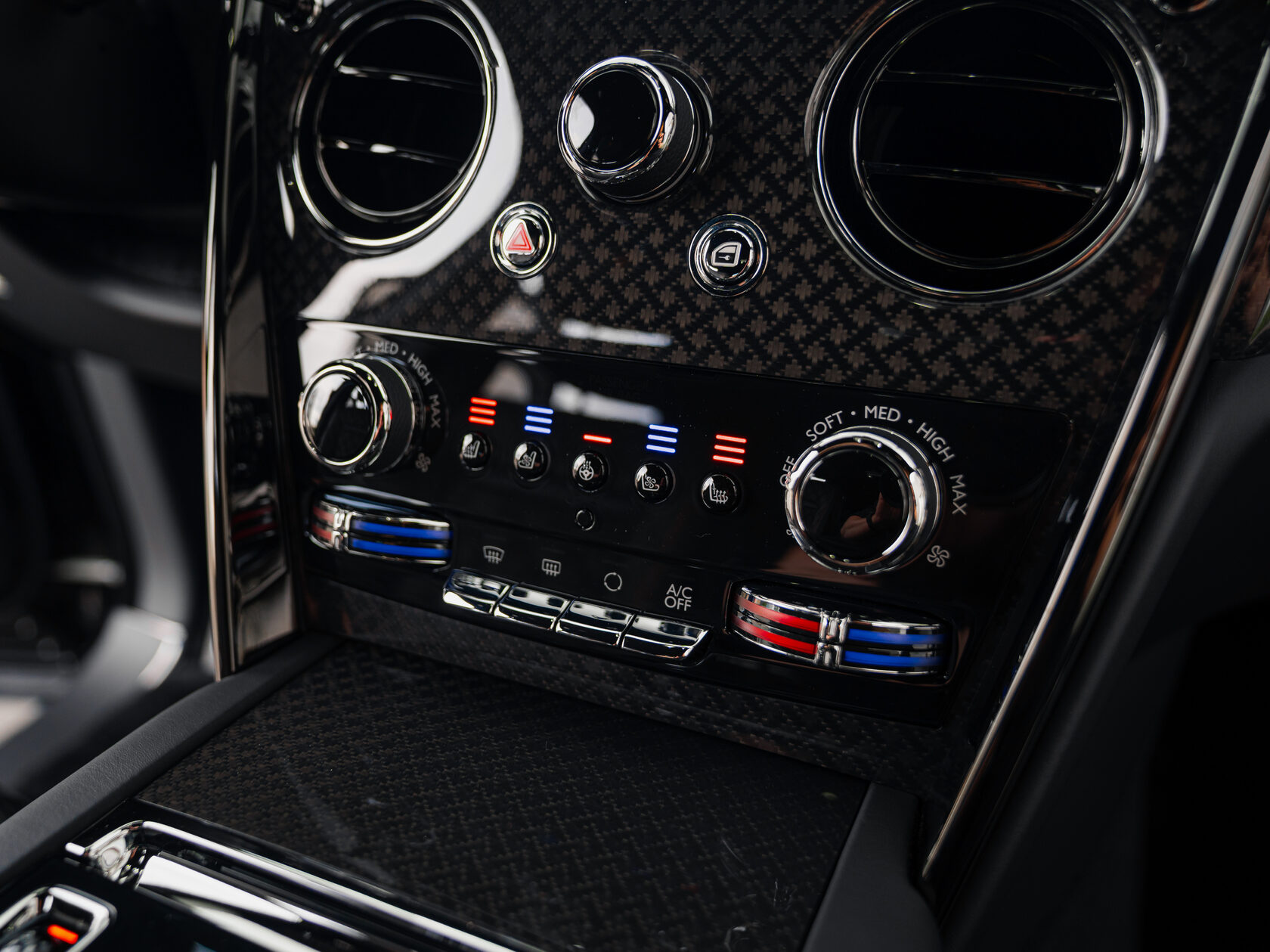 Rolls-Royce Cullinan Black Badge II  <br>Черный 