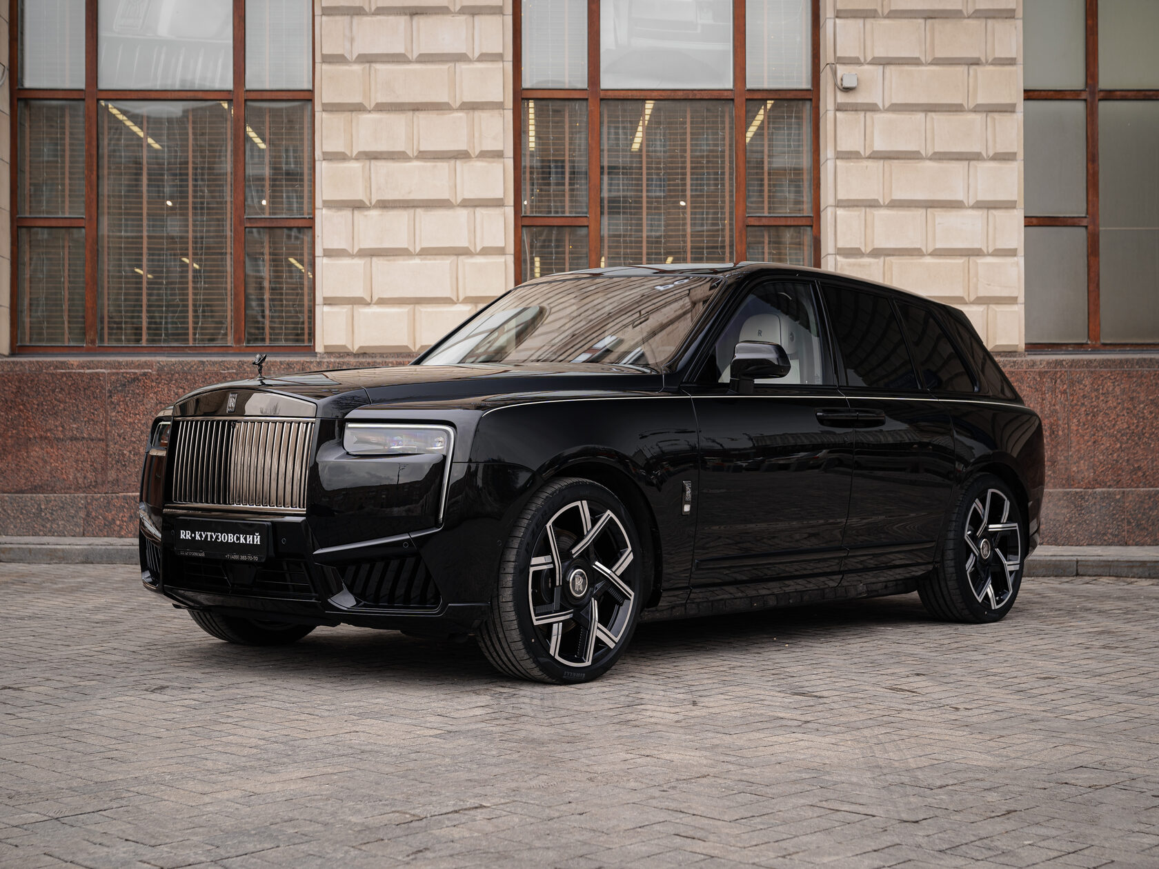 Rolls-Royce Cullinan Black Badge II  <br>Черный 