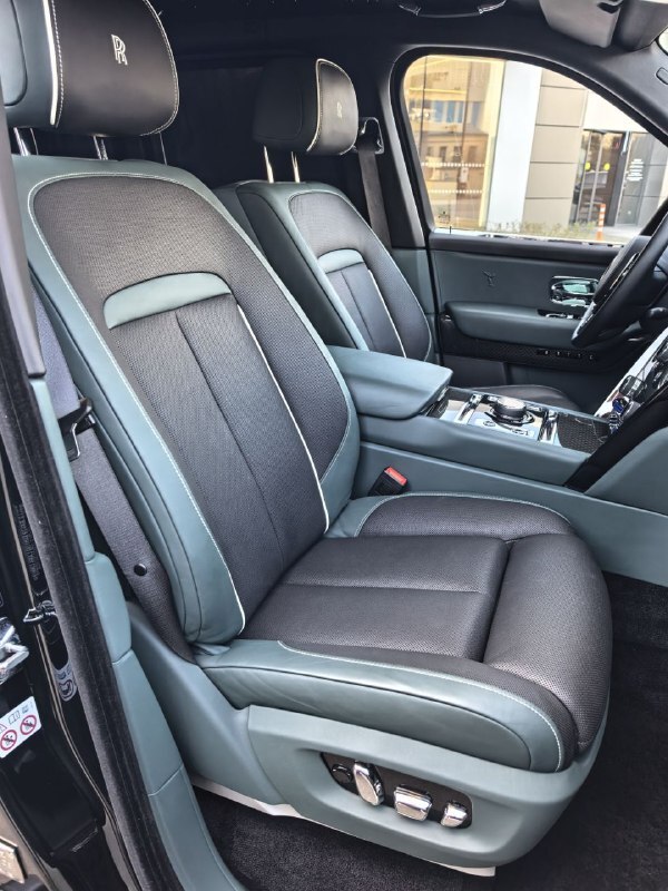 Rolls-Royce Cullinan Black Badge I 2025 год <br>Dark Emerald 
