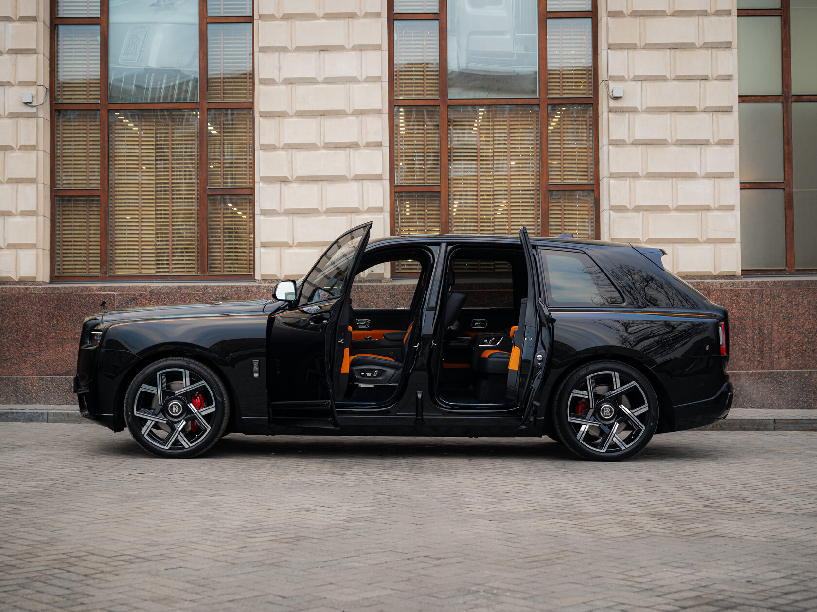 Rolls-Royce Cullinan Black Badge II  <br>Черный 