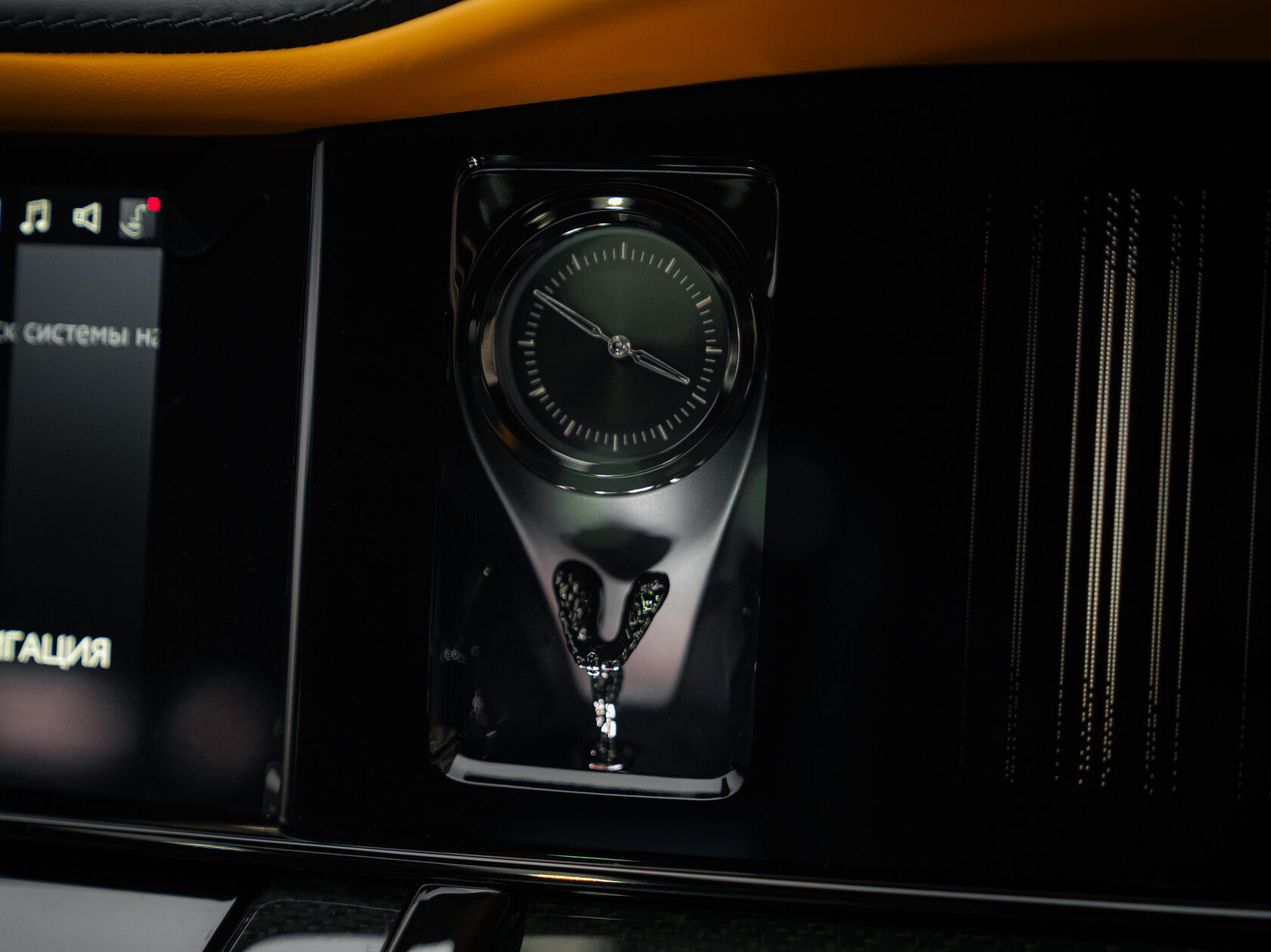 Rolls-Royce Cullinan Black Badge II  <br>Серый 