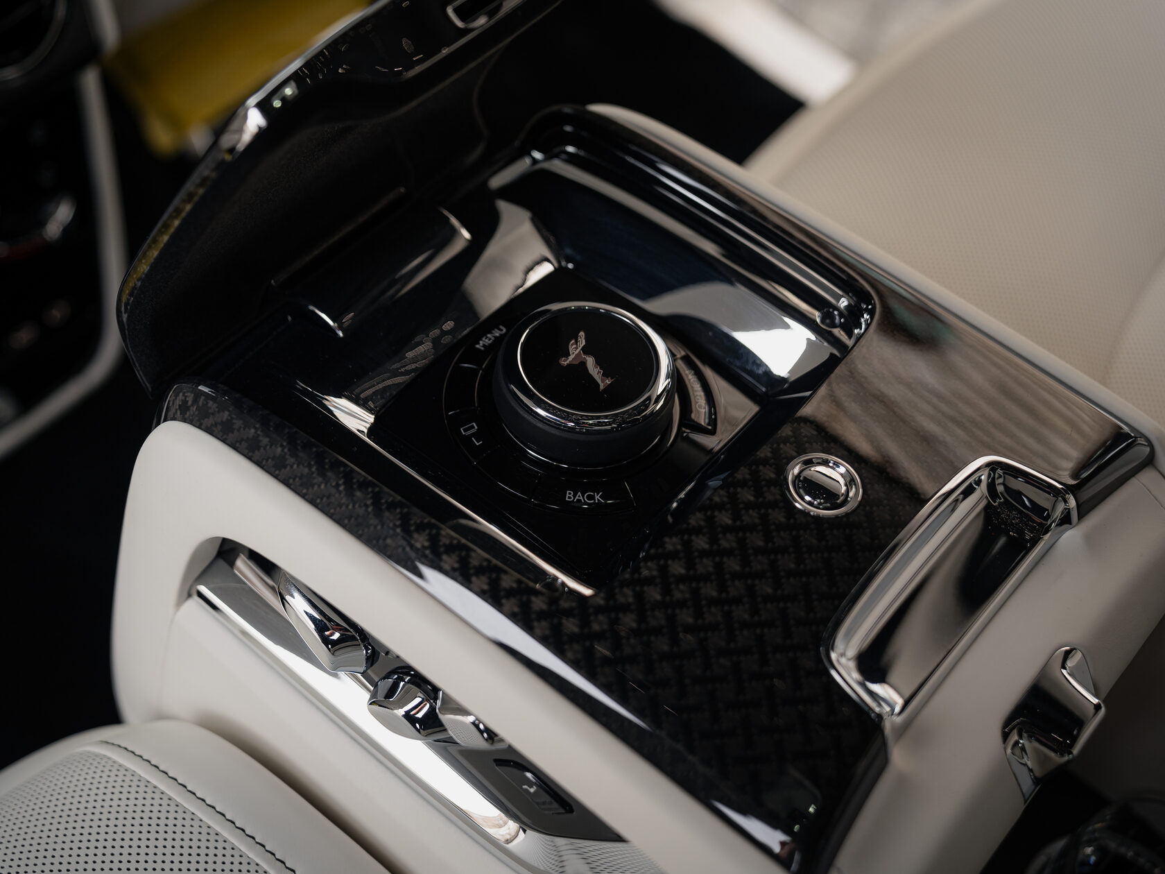 Rolls-Royce Cullinan Black Badge II  <br>Черный 