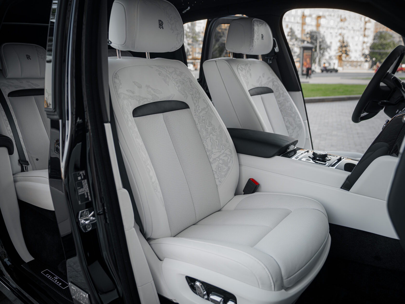 Rolls-Royce Cullinan Black Badge II  <br>Черный 